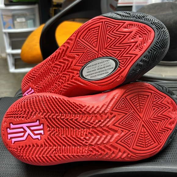 NWOB Nike Kyrie Flytrap 6 University Red DM1125-600 - Picture 4 of 4